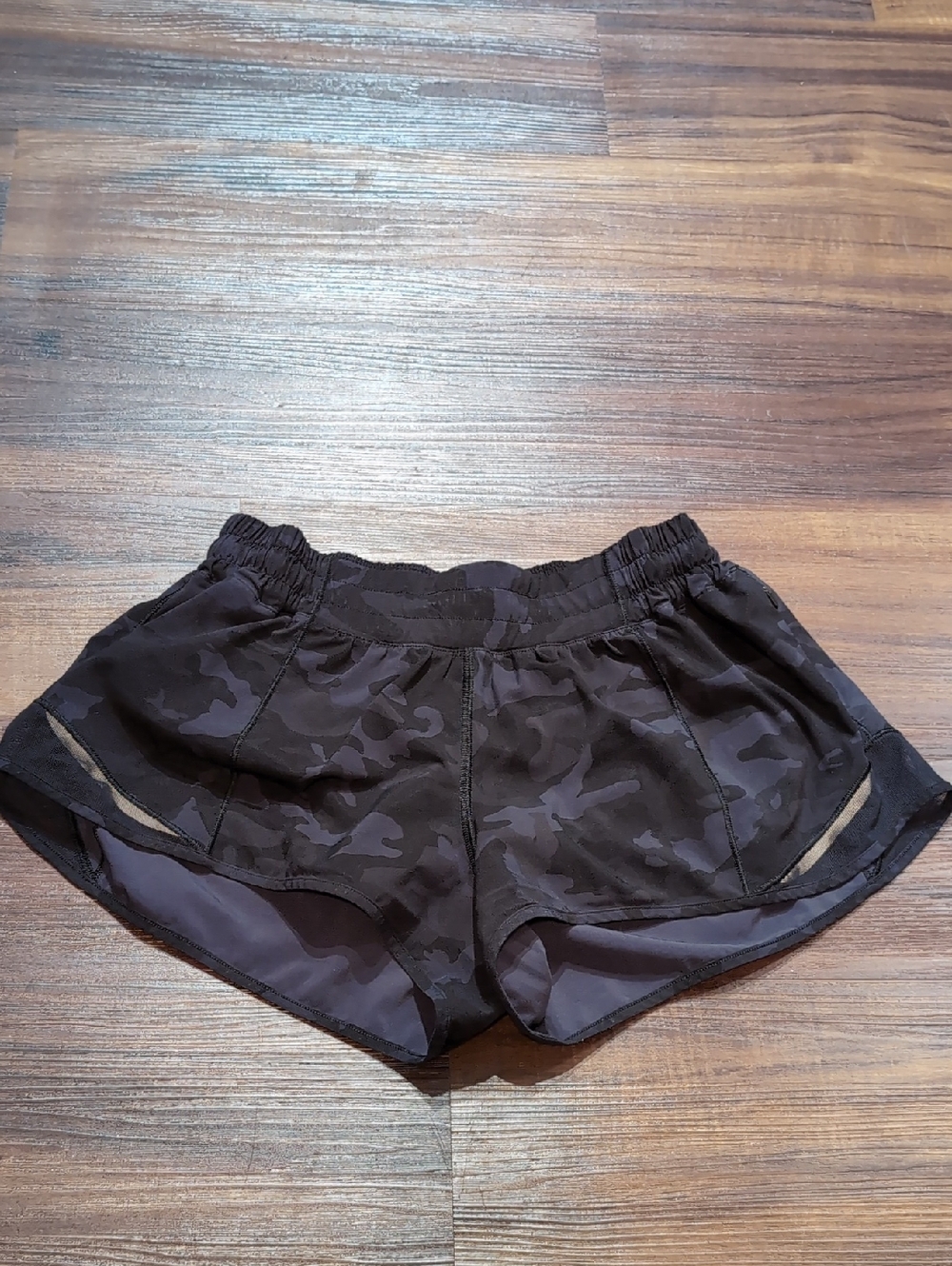 lululemon athletica Hotty Hot Black Camo Running Shorts 6